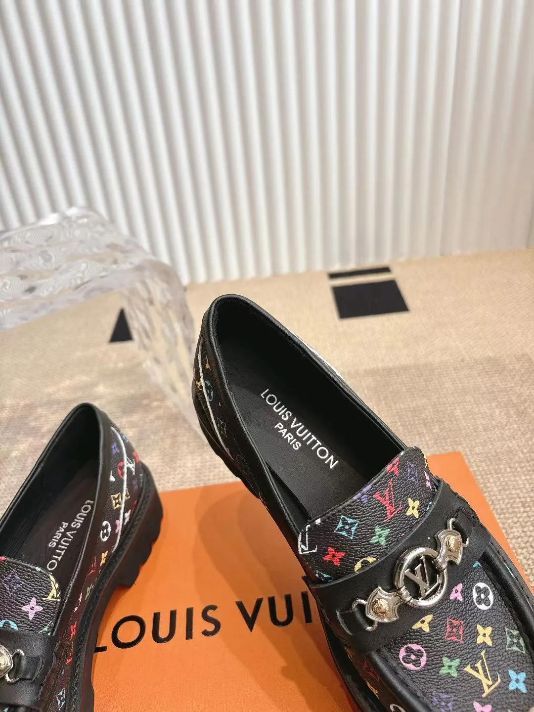 👟👟Ex-factory price 720👟👟 Loaf | ²⁰²5 𝐬𝐬 🤍🤎 LV Louis Vuitton counter’s latest 🆕presbyopia cowhide thick-soled loafer series! New for purchasing agents 🆕 This platform thick-soled series is very popular this year. It has a height-increasing effect and is a fashion leader. It is absolutely yyds! Fabric: Imported open-edge beaded cowhide, cowhide lining. Thick-soled platform shoelaces with logo and non-slip soles. This shoe is very comfortable on the feet and feels great. Original one-to-one molded outsole. Heel height 5cm. Size: 35-41 40 41 Customized ⚠ Comes with counter packaging